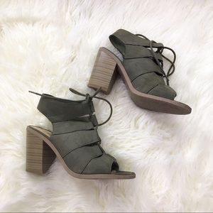 4/$25 💗Olive green stappy heels